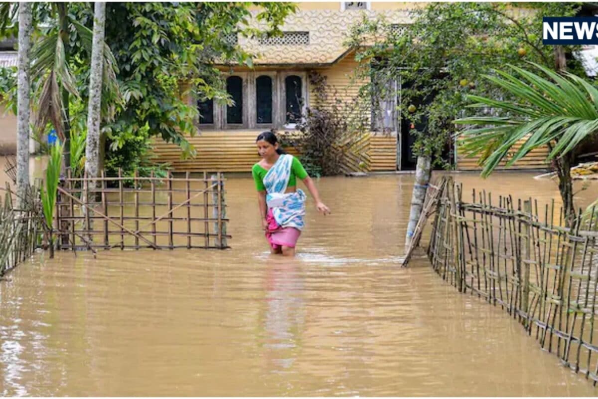पानी में सिर्फ घर नहीं डूबे कई सपने भी टूट गए असम में परिवारों ने सुनाई सैलाब की दर्दनाक कहानी