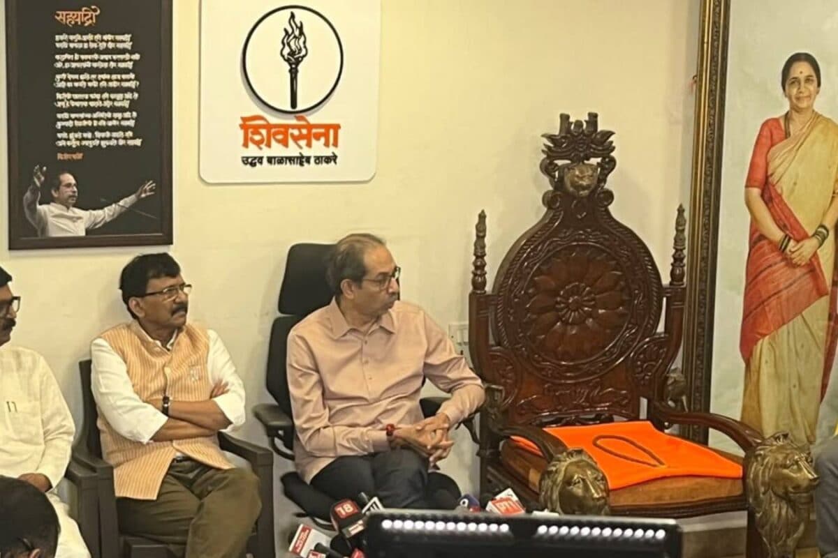 खाली कुर्सी भगवा वस्त्र और उसपर रखी माला क‍िस कुर्सी पर बैठते थे बालासाहेब ठाकरे उद्धव ने दिखाई झलक