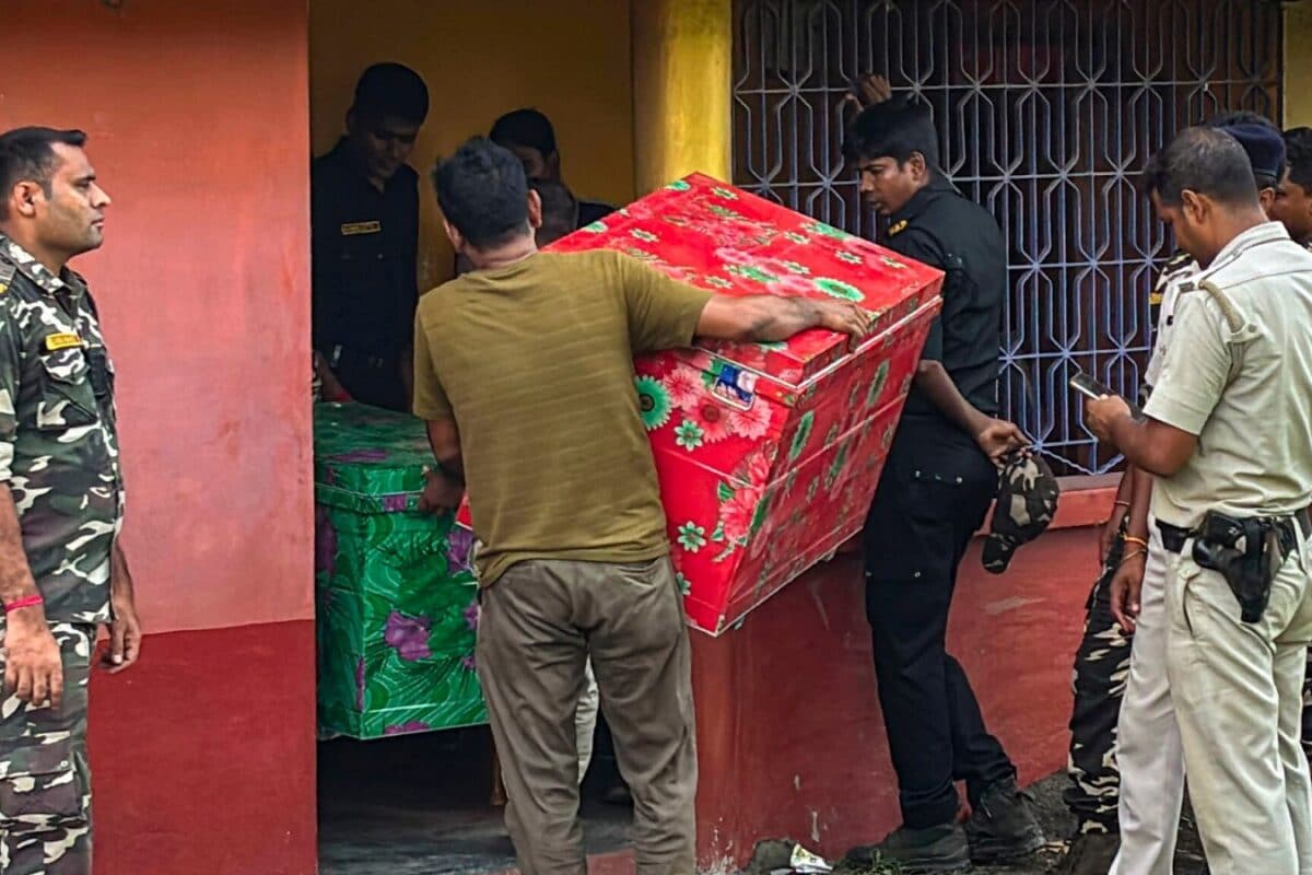 डकैतों से मिला क्लू और खुल गया पश्चिम बंगाल में काले खजाने का राज 35 बोरियों में भर कर रखे गए थे 28 करोड़ रुपये