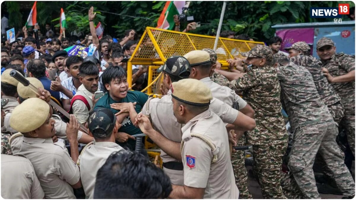 संसद भवन के गेट बंद, आने और जाने पर लगी रोक, पीएम मोदी आवास लौटे, CISF ने संभाला मोर्चा संसद भवन के गेट बंद, आने और जाने पर लगी रोक, पीएम मोदी आवास लौटे, CISF ने संभाला मोर्चा