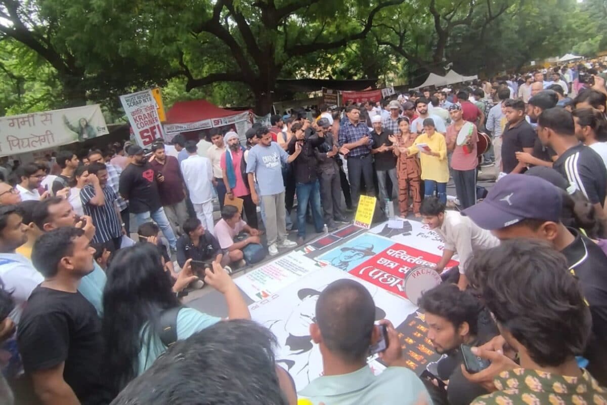 बिना इंटरनेट Bitchat कैसे करता है काम क्या है गिटहब से कनेक्शन 2 देशों के प्रोटेस्ट में Gen-Z का बना हथियार
