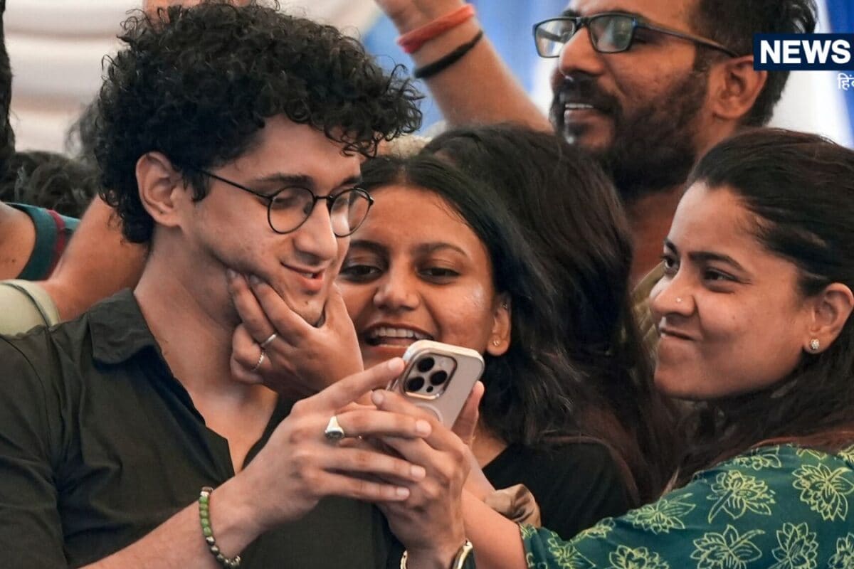 धर्मेंद्र प्रधान के इस्तीफे के बाद जंतर मंजर पर जश्न की सबसे दिलचस्प तस्वीरें