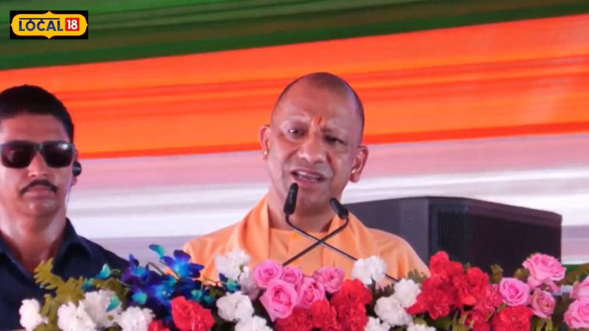 ’12 बजे सोकर उठने वालों का भगवान ही मालिक’ अखिलेश के घर से CM योगी का अटैक, बोला- फिर ‘कालरात्रि’ लाएंगे वो ’12 बजे सोकर उठने वालों का भगवान ही मालिक’ अखिलेश के घर से CM योगी का अटैक, बोला- फिर ‘कालरात्रि’ लाएंगे वो