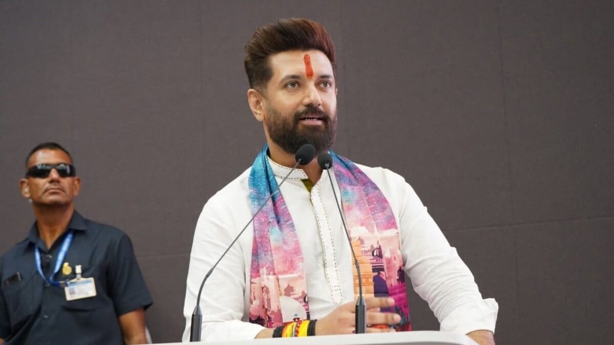 UP Chunav: चिराग पासवान को यूपी चुनाव में उतरने की कहां से मिली एनर्जी, समझें दलित पॉलिटिक्स का गणित UP Chunav: चिराग पासवान को यूपी चुनाव में उतरने की कहां से मिली एनर्जी, समझें दलित पॉलिटिक्स का गणित