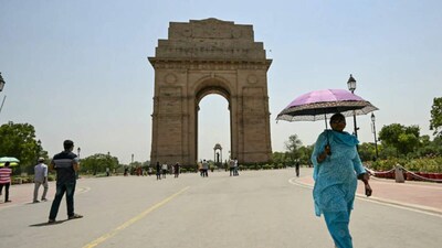 मौसम विभाग की मानें तो दिल्ली एनसीआर में आज एक बार फिर लोगों को गर्मी का अहसास हो सकता है, आज दोपहर में गर्मी बढ़ जाएगी.