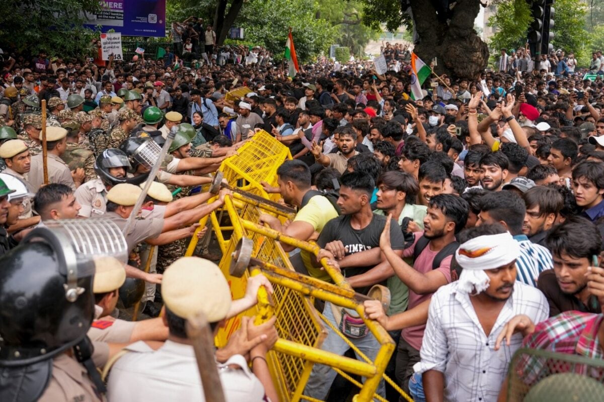 छात्र आंदोलन में पुलिस पीटने वालों का अब पक्का इलाज होगा गालियां बकने वाले जेन जी बच्चे मांग रहे हैं माफी