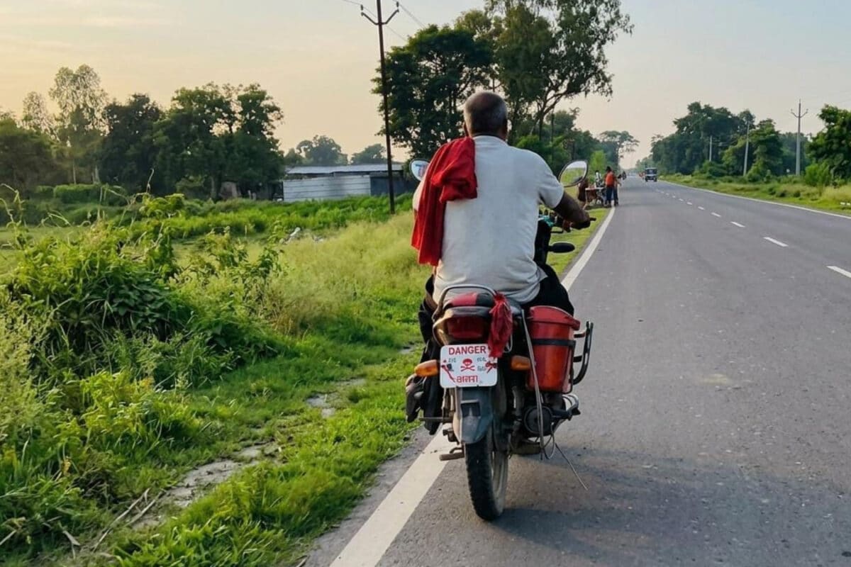'पुलिस चालान काटने से पहले सोचेगी!' बिहार के लाइनमैन की हाई-वोल्टेज नंबर प्लेट वाली बाइक, लिखा है '415 VOLT-DANGER'