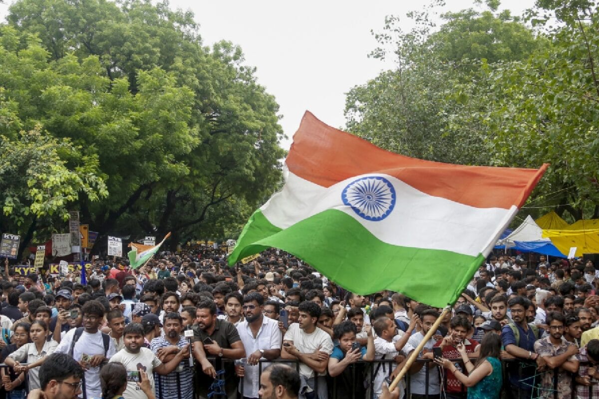नीट विवाद: दिल्‍ली सरकार ने प्रदर्शनकारी छात्रों पर दर्ज 13 FIR की रद्द मगर एक शर्त भी लगाई