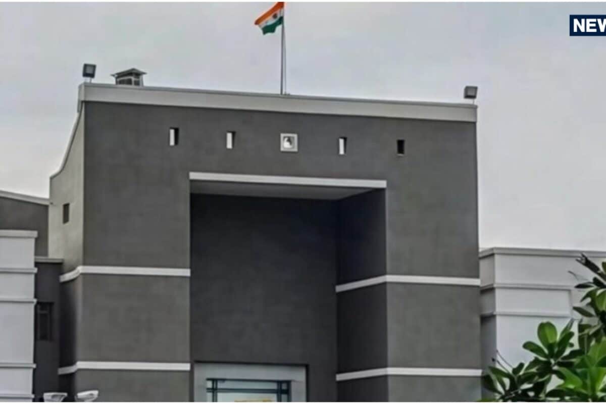 100 घर तोड़ दिए भगवान जाने आपने और क्या-क्या किया होगा सूरत बुलडोजर एक्शन पर हाईकोर्ट ने सरकार को फटकारा