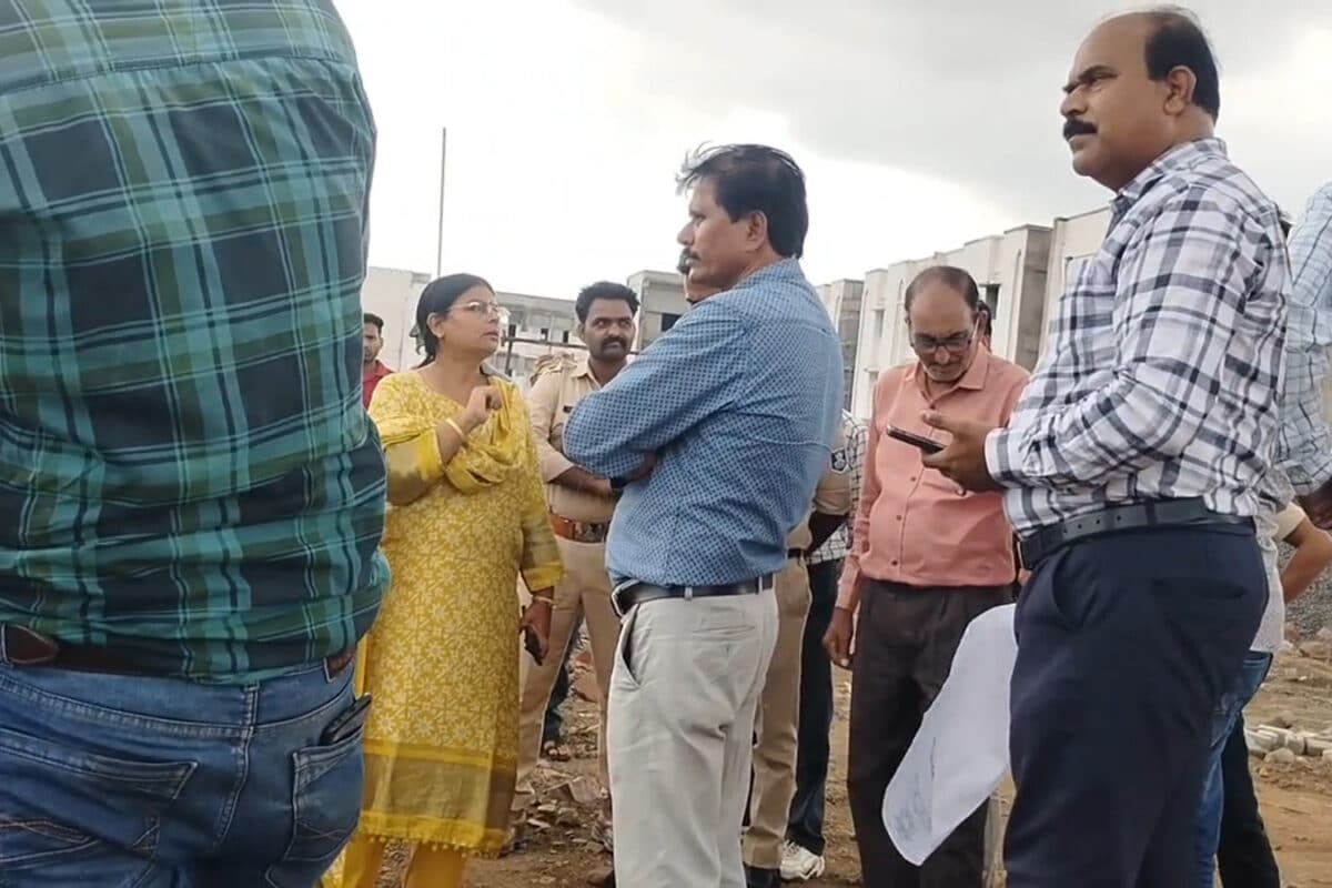 SDM गुना का पारा हाई? जानें प्राचार्य से क्यों बोलीं... तुम्हारा ट्रांसफर करा दें तो सारी समस्या हल हो जाएगी