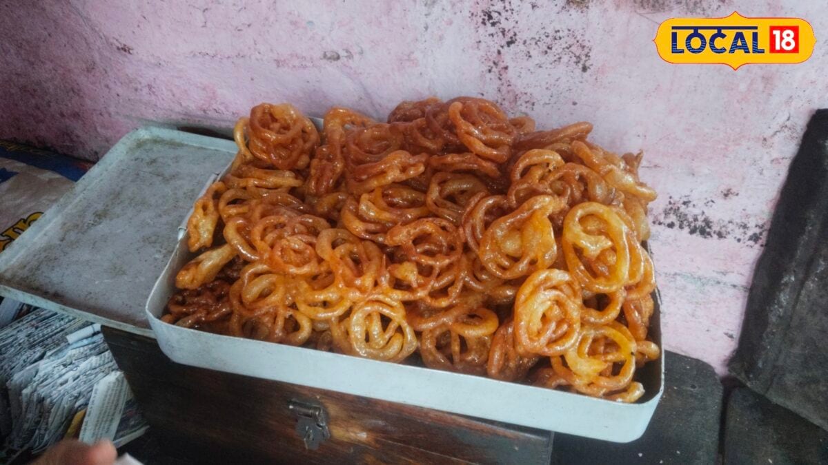 देवघर की इस दुकान में ढाई रुपये में मिलता है समोसा-जलेबी, 18 साल पहले ₹1 थी कीमत