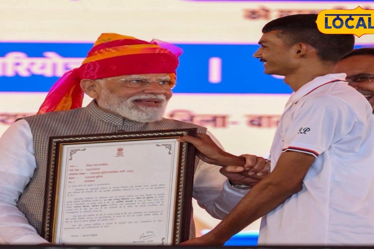 Viral Video: मंच पर भावुक हुए PM मोदी मां को खो चुके कॉन्स्टेबल का बढ़ाया हौसला तालियों से गूंज उठा पंडाल