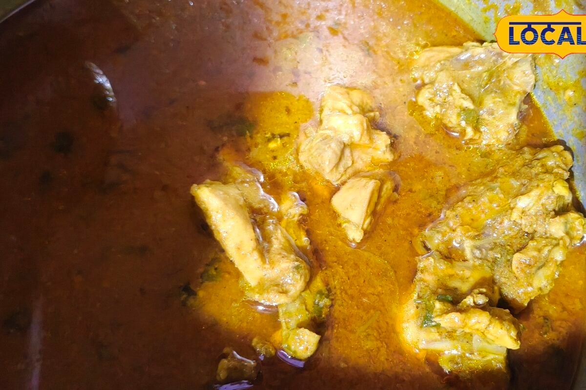 घर पर स्वादिष्ट चिकन करी बनाने की आसान रेसिपी हल्दी दही प्याज हरी मिर्च अदरक-लहसुन पेस्ट और मसालों से करें तैयार