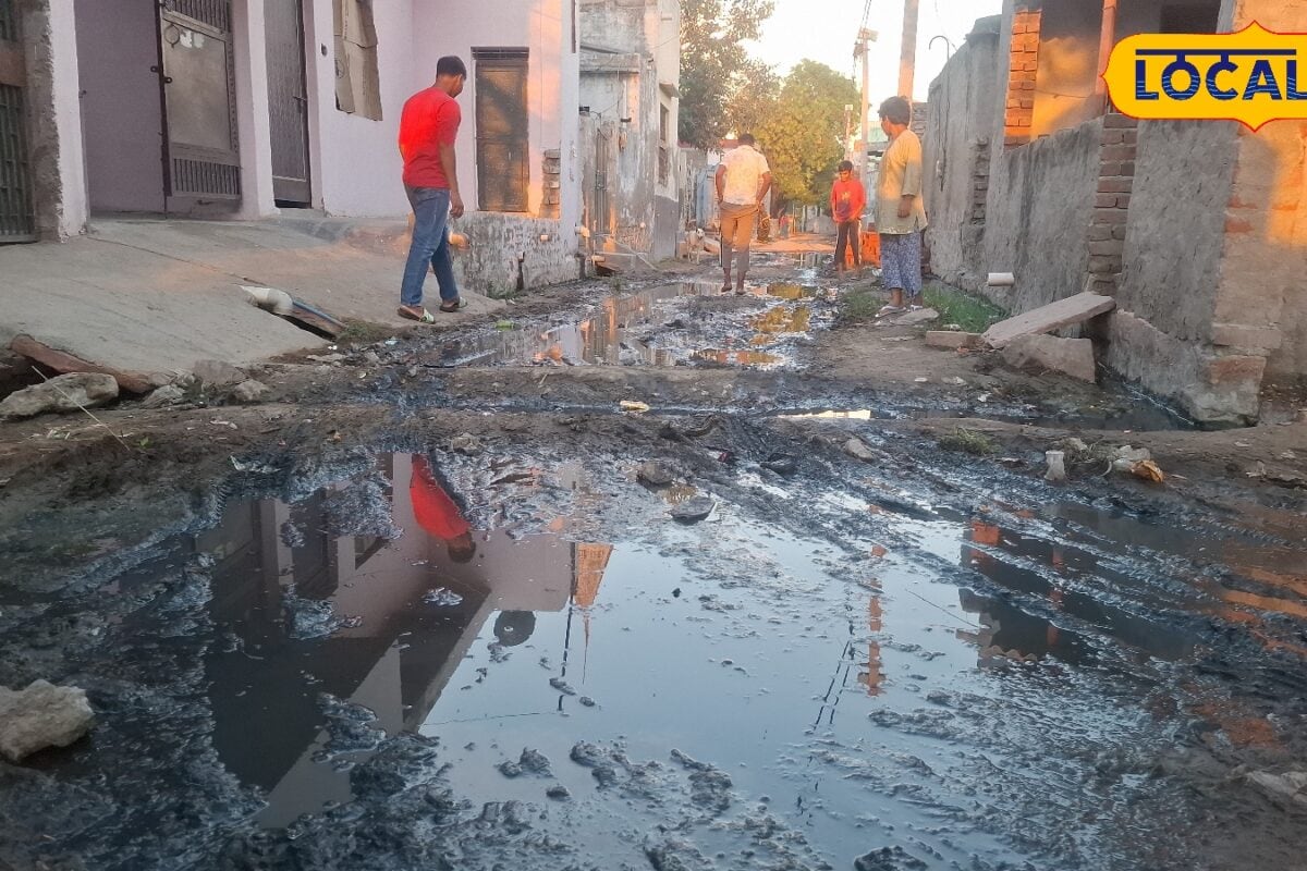 आगरा के अंगूठी गांव में टूटी सड़कें चोक नाले और जलभराव से ग्रामीण परेशान प्रधान पर लापरवाही का आरोप बीमारियों का खतरा