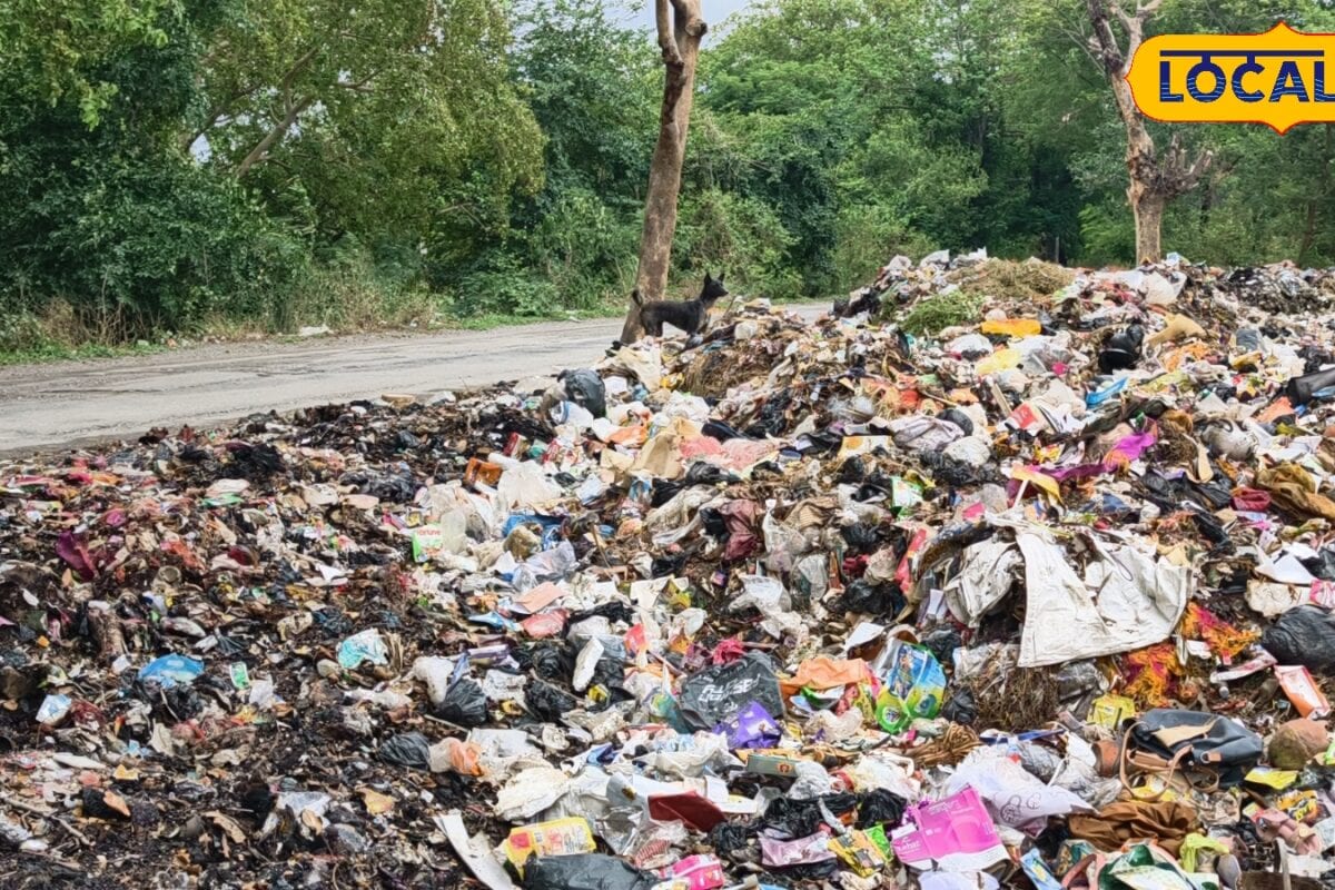 Ground report:  मऊ के मुहम्मदाबाद गोहना-घोसी मुख्य मार्ग पर वालिदपुर नगर पंचायत द्वारा डम्प किया गया कूड़ा राहगीरों के लिए मुसीबत