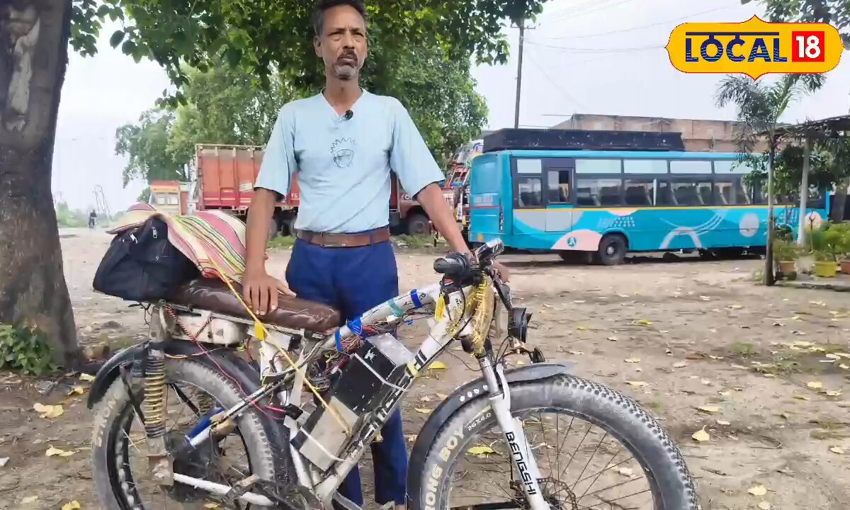 55 की उम्र में अनोखा आविष्कार! कबाड़ के जुगाड़ से बनाई ई-साइकिल आगे ही नहीं पीछे भी दौड़ती है