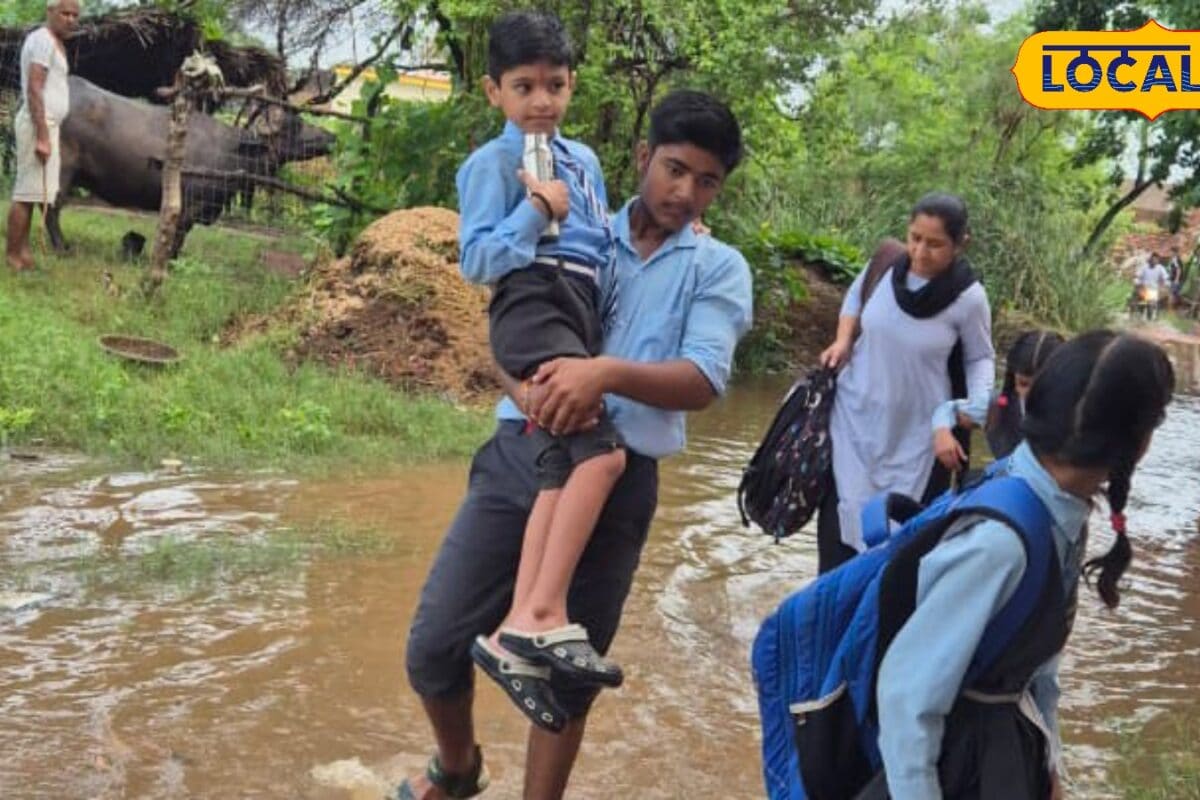 Ground Report: पानी में छिप जाते गड्ढे बच्चों की पढ़ाई पर बारिश की मार! सरकारी स्कूल के बाहर जलभराव ने छीना शिक्षा का अधिकार