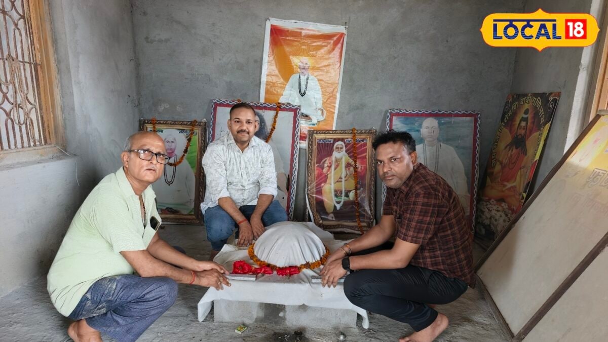मऊ के करजौली में महाराज सरजू दास ने मंदिर में ली थी जिंदा समाधि, दान में मिले थे 56 एकड़ जमीन, गुरु पूर्णिमा पर लगता है मेला, जाने मान्यता मऊ के करजौली में महाराज सरजू दास ने मंदिर में ली थी जिंदा समाधि, दान में मिले थे 56 एकड़ जमीन, गुरु पूर्णिमा पर लगता है मेला, जाने मान्यता
