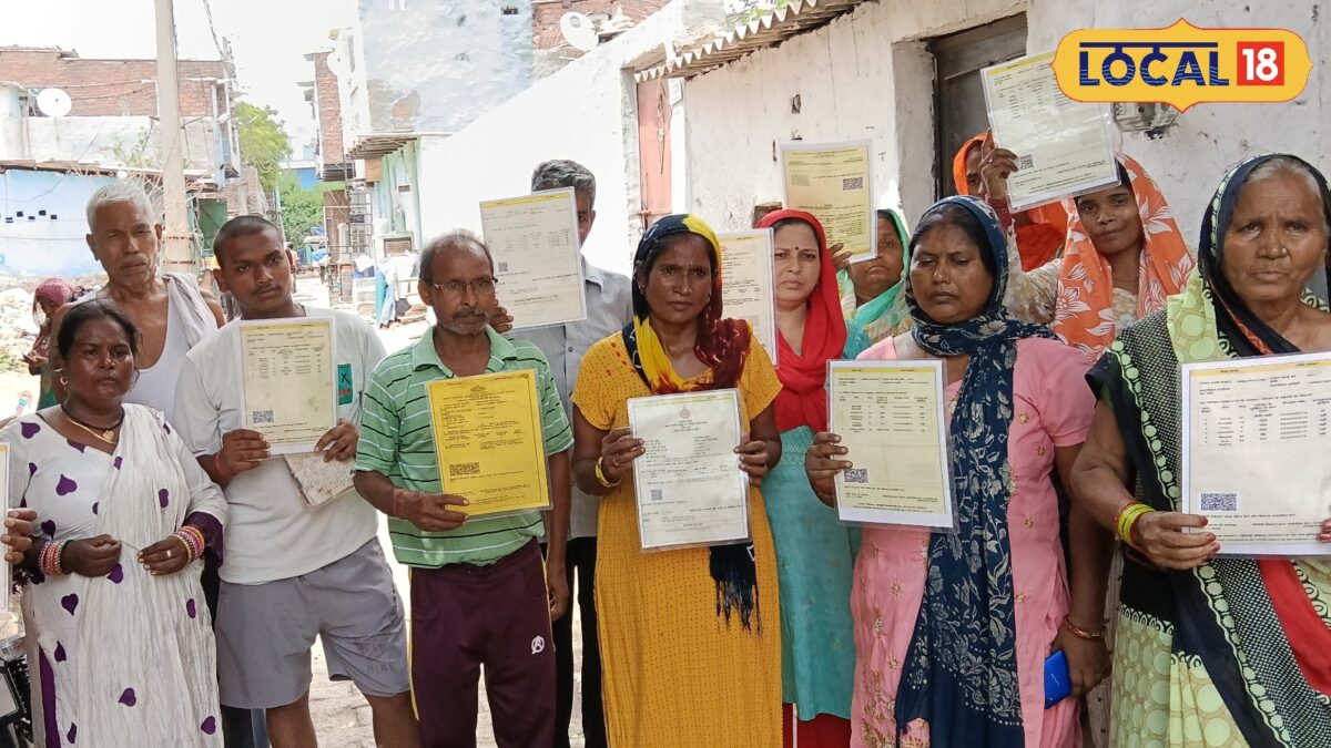 नालियों के पानी से बनाया घर, मजदूरी की कमाई से खड़ी की छत… शिव नगर और मुजेसर में नोटिस के बाद दहशत, 700 परिवारों की आंखों में बेघर होने का डर नालियों के पानी से बनाया घर, मजदूरी की कमाई से खड़ी की छत… शिव नगर और मुजेसर में नोटिस के बाद दहशत, 700 परिवारों की आंखों में बेघर होने का डर