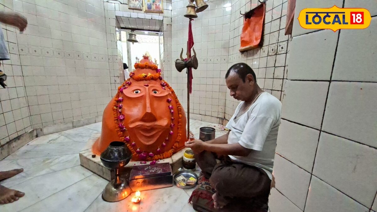 बरेली वाले भैरवनाथ का अद्भुत दरबार, जहां बाबा को चढ़ता है मदिरा और सिगरेट, सावन में लगती है जमकर भीड़ बरेली वाले भैरवनाथ का अद्भुत दरबार, जहां बाबा को चढ़ता है मदिरा और सिगरेट, सावन में लगती है जमकर भीड़
