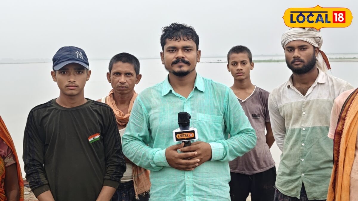 गंगा-घाघरा के बीच फंसा बलिया का एक गांव, 7 घर नदी में समाए, खतरे में 400 की आबादी; लोग खुद तोड़ रहे अपना आशियाना गंगा-घाघरा के बीच फंसा बलिया का एक गांव, 7 घर नदी में समाए, खतरे में 400 की आबादी; लोग खुद तोड़ रहे अपना आशियाना