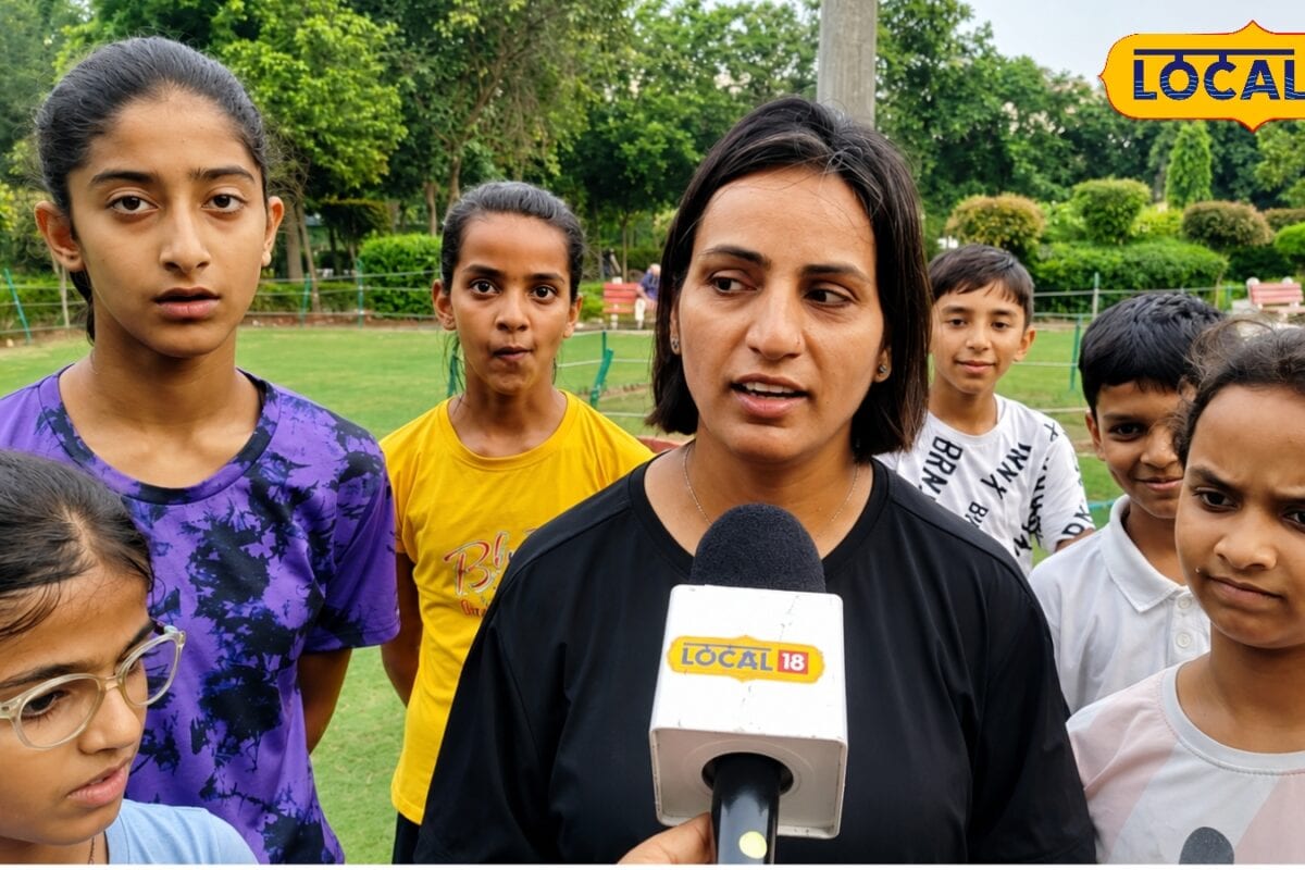 सुबह 5 बजे मैदान में जुटते हैं बच्चे, बिना किताबों के ऐसे हो रही पढ़ाई