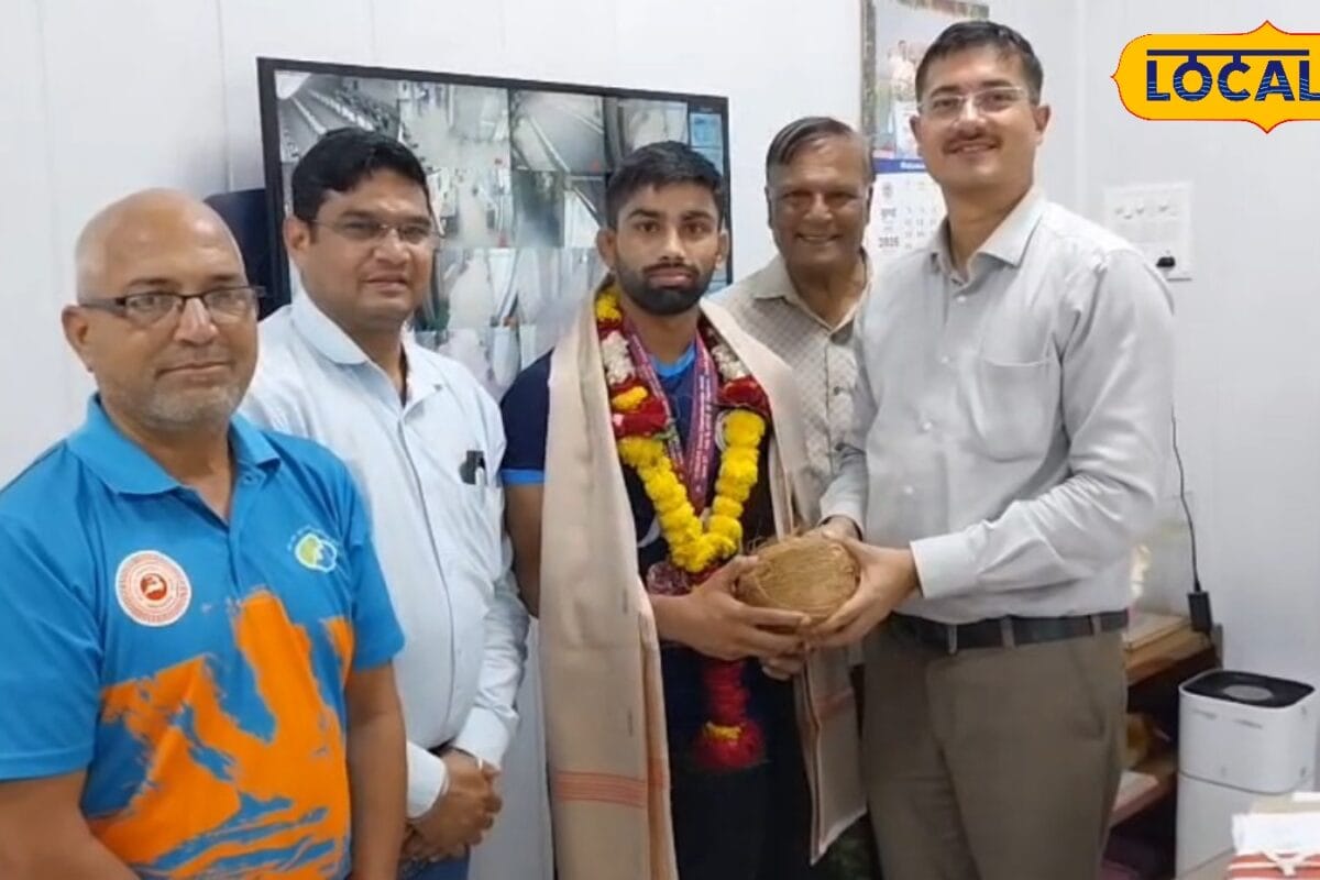 खंडवा के पहलवान ने  नीरज पटेल अंतरराष्ट्रीय एशियन कुश्ती में लहराया तिरंगा जापान के खिलाड़ी को हराकर जीता मेडल