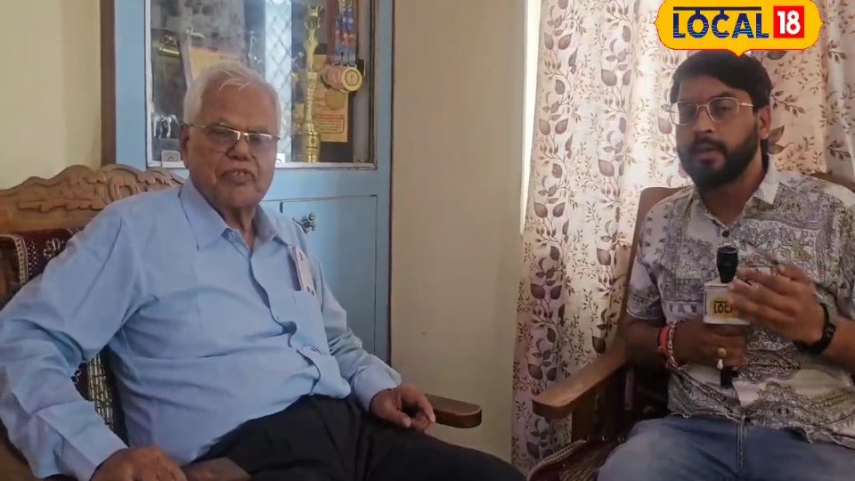 73 साल की उम्र में भी बाल गोविंद शतरंज में दे रहे दिग्गज खिलाड़ियों को मात कानुपर के हैं चेस मास्टर 30 देश के खिलाड़ी मान चुके हैं हार जानें