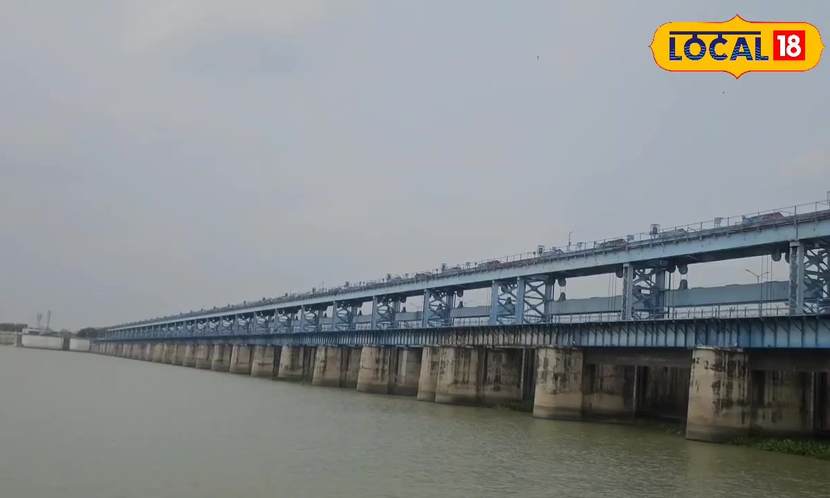 कानपुर में गंगा का जलस्तर चेतावनी बिंदु पर पहुंचा बाढ़ का खतरा बढ़ा सिंचाई विभाग ने बैराज के 30 गेट खोले जल पुलिस तैनात