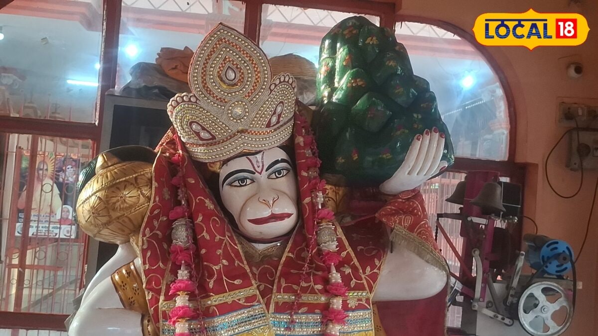 AC वाले हनुमान जी! आगरा के इस प्राचीन मंदिर की दिलचस्प कहानी, जहां बाबा के लिए लगा है विशेष एसी AC वाले हनुमान जी! आगरा के इस प्राचीन मंदिर की दिलचस्प कहानी, जहां बाबा के लिए लगा है विशेष एसी
