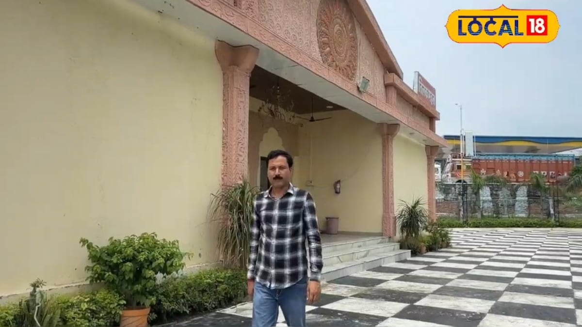 बास्केटबॉल खिलाड़ी बनने का सपना छोड़, जौनपुर के राकेश सिंह ने 50 हजार से शुरू किया टेंट का कारोबार, आज दो मैरेज हॉल के मालिक बास्केटबॉल खिलाड़ी बनने का सपना छोड़, जौनपुर के राकेश सिंह ने 50 हजार से शुरू किया टेंट का कारोबार, आज दो मैरेज हॉल के मालिक