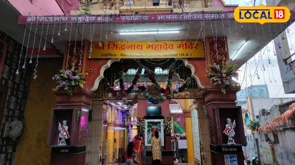 सावन में खरगोन का यह शिवालय बना आस्था का केंद्र, सुबह 4 बजे खुलेंगे पट,रात 9 बजे होगी आरती, जानें 400 साल पुराने मंदिर की मान्यता सावन में खरगोन का यह शिवालय बना आस्था का केंद्र, सुबह 4 बजे खुलेंगे पट,रात 9 बजे होगी आरती, जानें 400 साल पुराने मंदिर की मान्यता