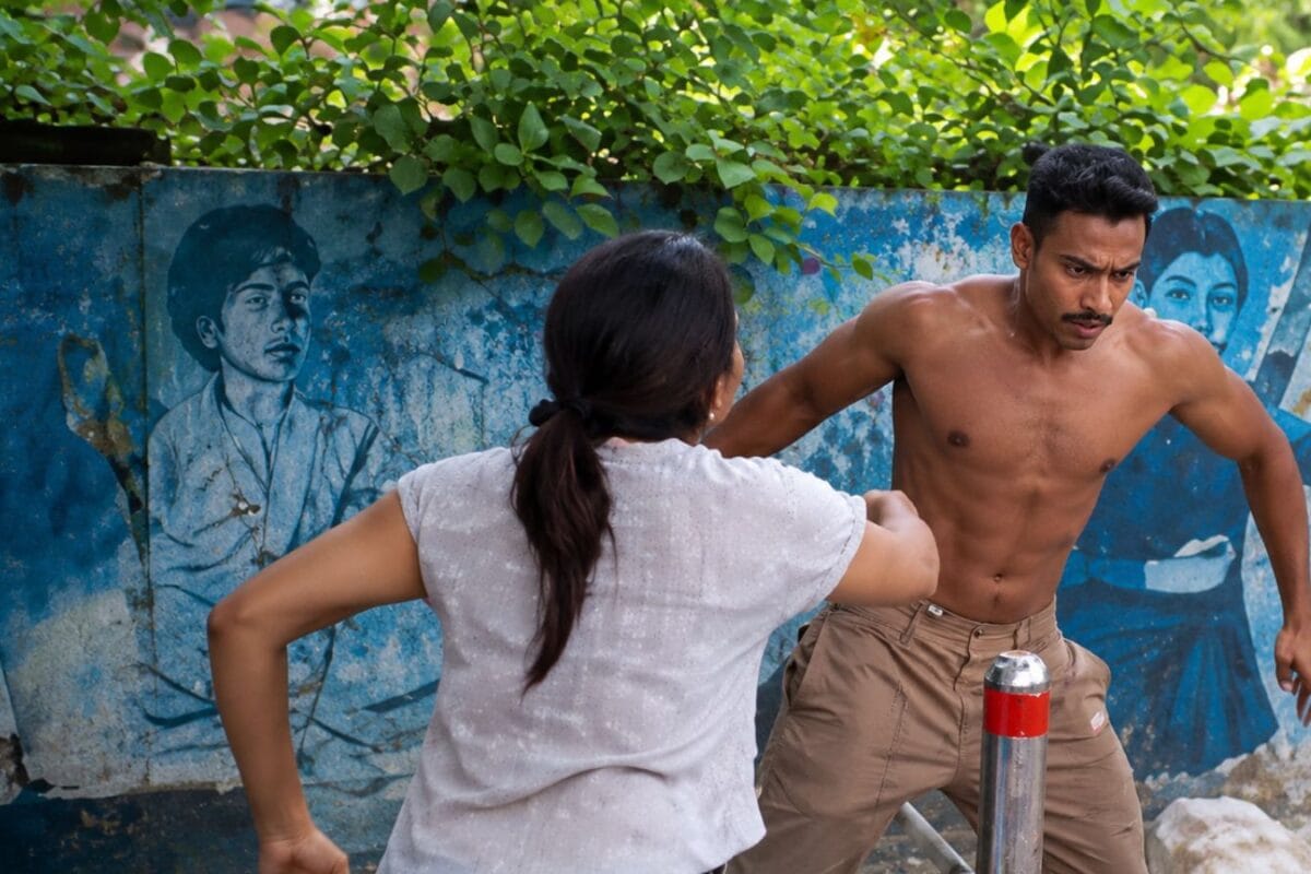 Husband-Wife Fight: 'कॉलर पकड़ा, कपड़े फाड़े...', मेरठ में पत्नी ने भीड़ के सामने पति को किया बेइज्जत, Video वायरल