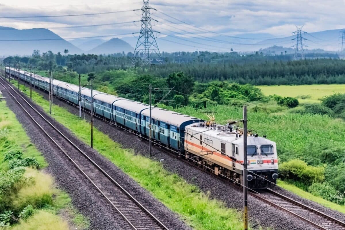 दिन में खोलकर बैठ गए मिडिल बर्थ, लोअर वाले को खटक गई बात, क्या बंद करनी पड़ेगी सीट?