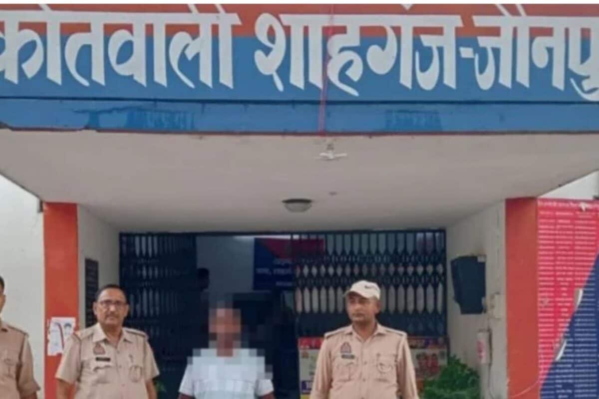 Jaunpur: '₹20000 दो वरना दुकान सील कर देंगे', जौनपुर में 'स्पेशल 26' वाली रेड, फर्जी CMO की पुलिस ने निकाला जुलूस