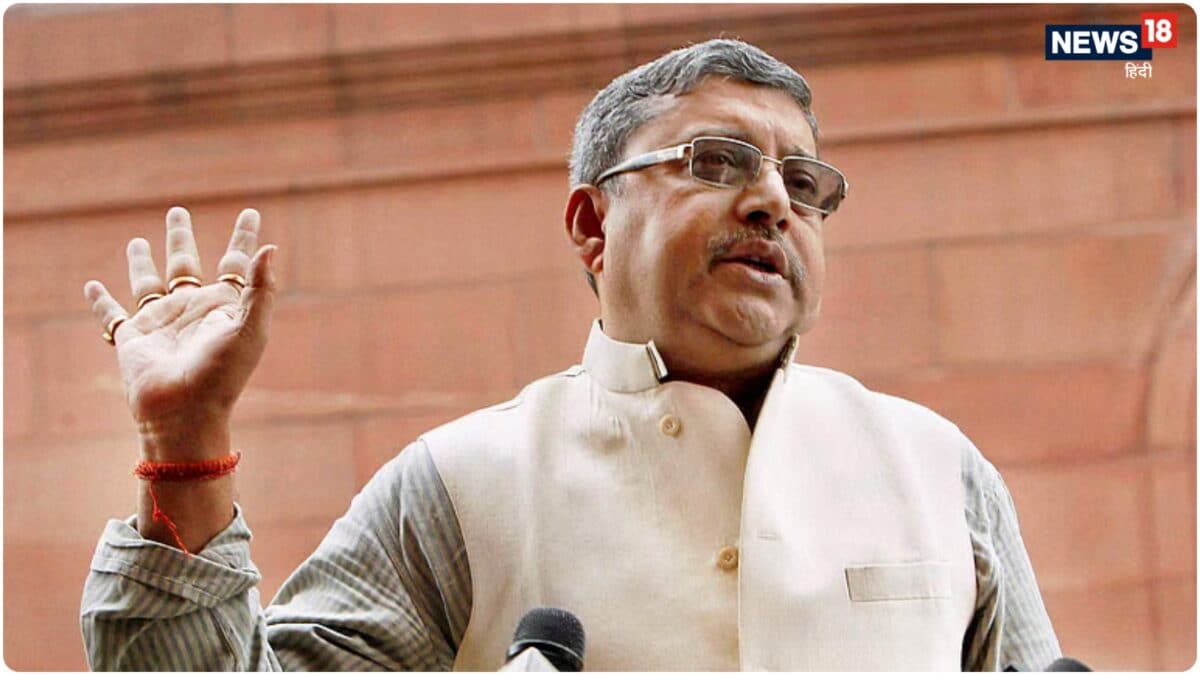 Kalyan Banerjee News: कल्याण बनर्जी को मिली महिला सांसद से बदतमीजी की सजा, पूरे मानसून सत्र के लिए हुए सस्पेंड Kalyan Banerjee News: कल्याण बनर्जी को मिली महिला सांसद से बदतमीजी की सजा, पूरे मानसून सत्र के लिए हुए सस्पेंड