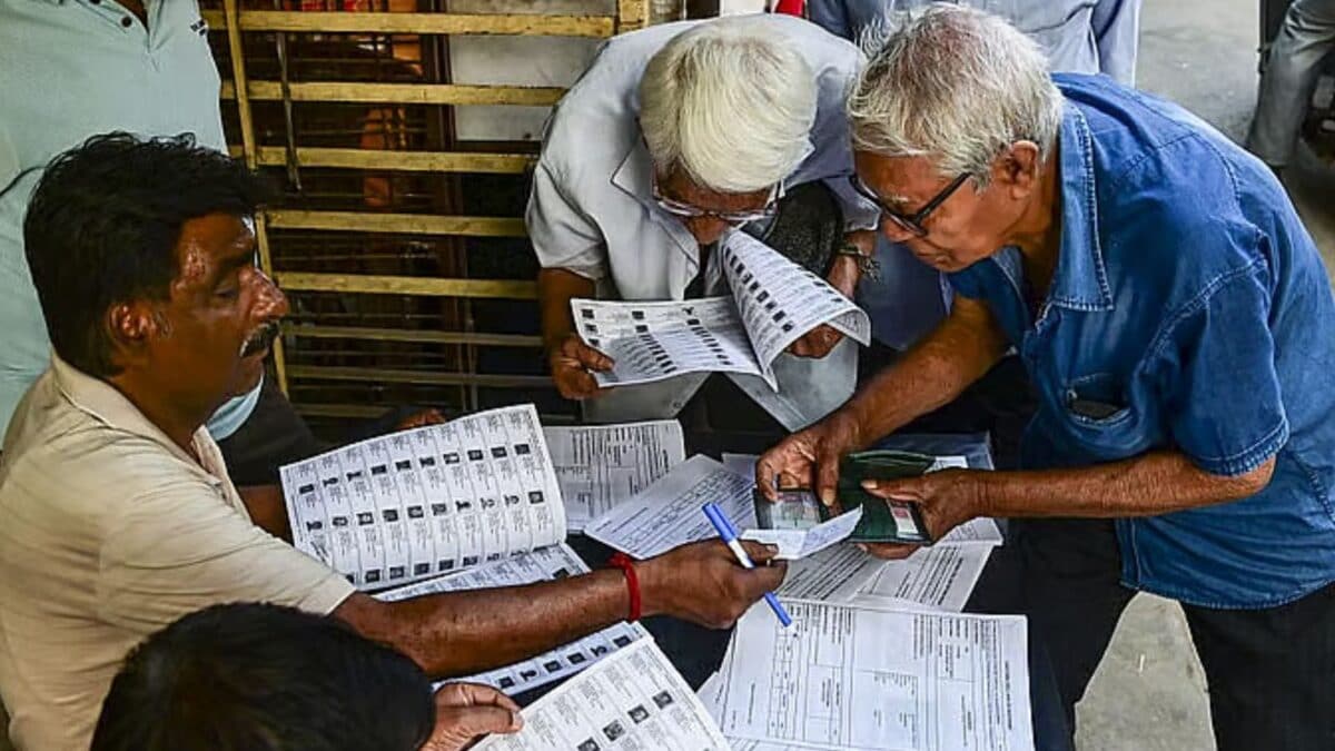 karnataka PCR Vs SIR: कर्नाटक में कांग्रेस सरकार बांट रही PRC सर्टिफ‍िकेट, क्‍या यह SIR का तोड़ है, बीजेपी आगबबूला