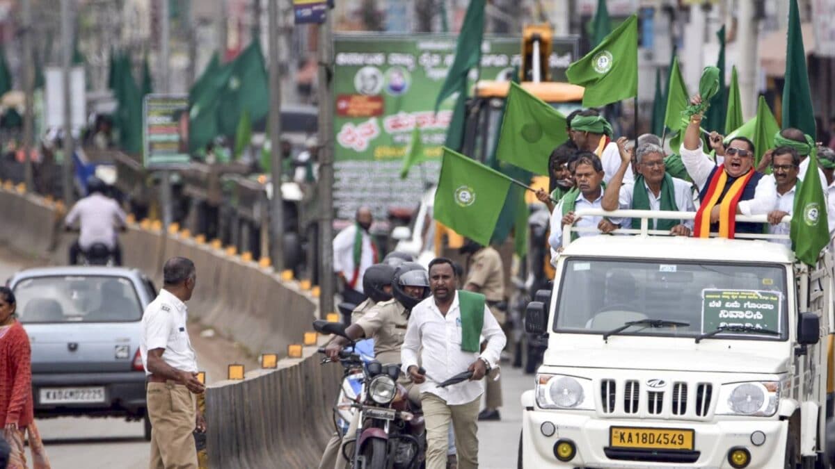 Kisan Aandolan। पंजाब से UP और कर्नाटक… ट्रैक्टरों की फौज संग फिर सड़कों पर किसान, अब क्यों आर-पार के मूड में अन्नदाता Kisan Aandolan। पंजाब से UP और कर्नाटक… ट्रैक्टरों की फौज संग फिर सड़कों पर किसान, अब क्यों आर-पार के मूड में अन्नदाता