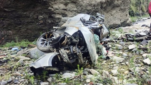 हिमाचल के कुल्लू जिले के आनी में चट्टानें गिरने से चलती कार खाई में गिरी, गायन