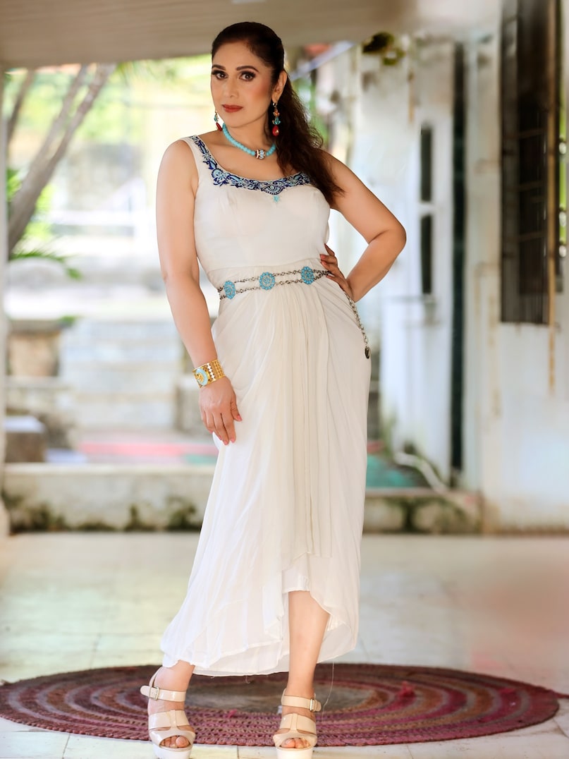 Meenakshi Seshadri, Meenakshi Seshadri movies, Meenakshi Seshadri news, Meenakshi Seshadri Instagram, Meenakshi Seshadri Instagram, मीनाक्षी शेषाद्रि, मीनाक्षी शेषाद्रि फिल्में, मीनाक्षी शेषाद्रि न्यूज