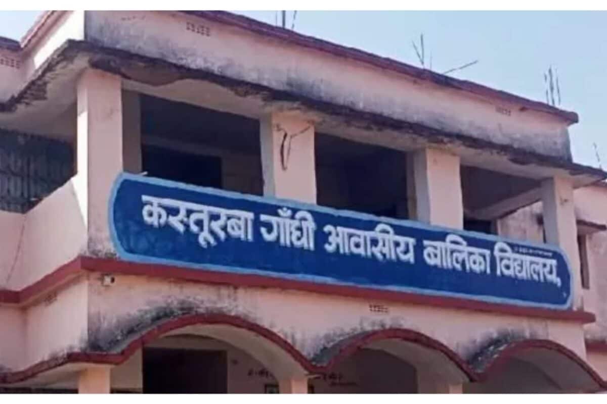 कस्तूरबा गांधी बालिका विद्यालय में परोसी गई छिपकली! चंपारण में कई छात्राओं की हालत नाजुक