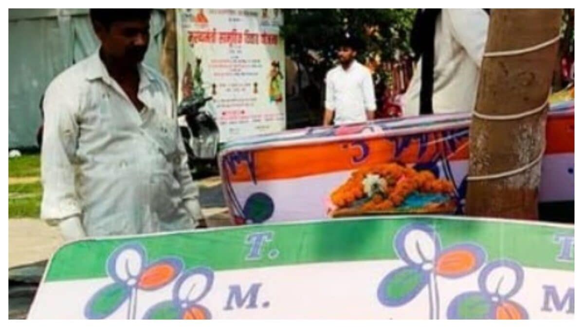 कार्यक्रम यूपी में योगी सरकार का, गिफ्ट पर टीएमसी के झंडे का फोटो, अधिकारियों के उड़े होश कार्यक्रम यूपी में योगी सरकार का, गिफ्ट पर टीएमसी के झंडे का फोटो, अधिकारियों के उड़े होश