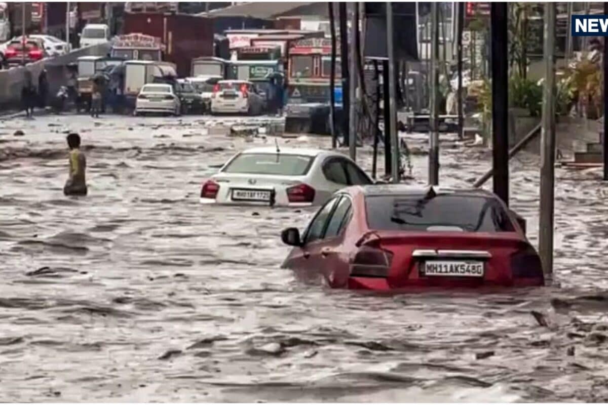 मुंबई में बारिश का कहर बंद हुआ मुंबई-पुणे एक्सप्रेसवे भूस्खलन और पानी के सैलाब से जूझ रहे लोग