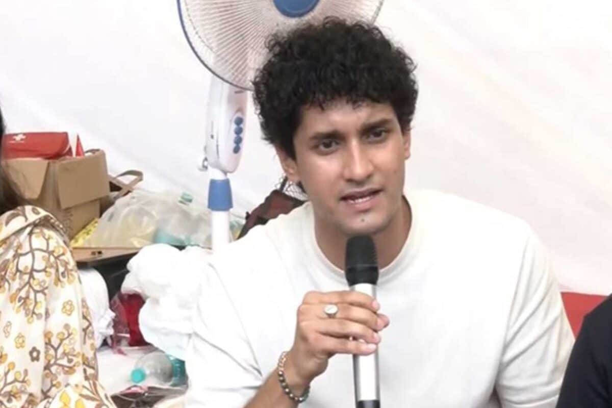 कॉकरोच जनता पार्टी ने फिर मांगा किसका इस्तीफा सौरभ दास ने ल‍िया नाम
