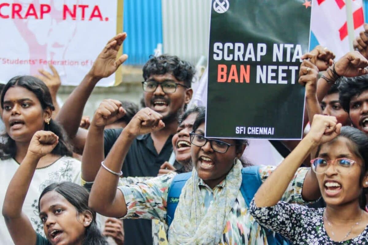 NEET 2026 Paper Leak: 360 गवाह 422 दस्तावेज और NTA के 3 एक्सपर्ट CBI की चार्जशीट में किसके किसके नाम