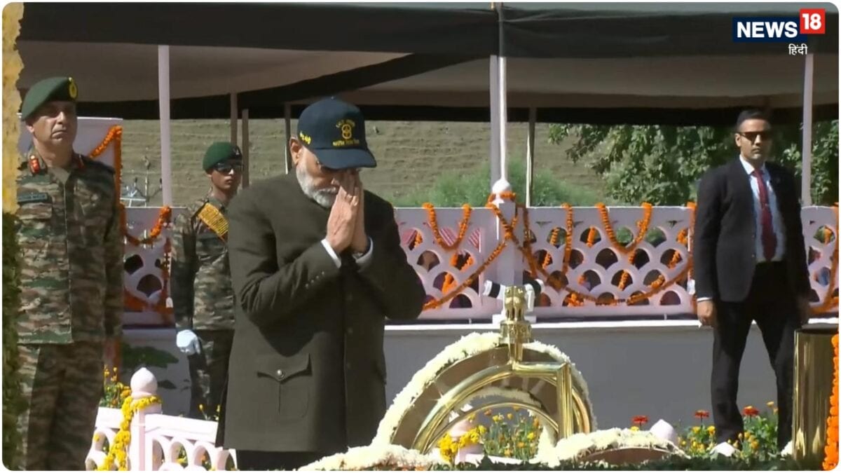Kargil Vijay Diwas: कारगिल के रणबांकुरों को नमन, जिनके शौर्य से सुरक्षित रही भारत मां की आन; PM मोदी और राष्ट्रपति ने दी श्रद्धांजलि Kargil Vijay Diwas: कारगिल के रणबांकुरों को नमन, जिनके शौर्य से सुरक्षित रही भारत मां की आन; PM मोदी और राष्ट्रपति ने दी श्रद्धांजलि