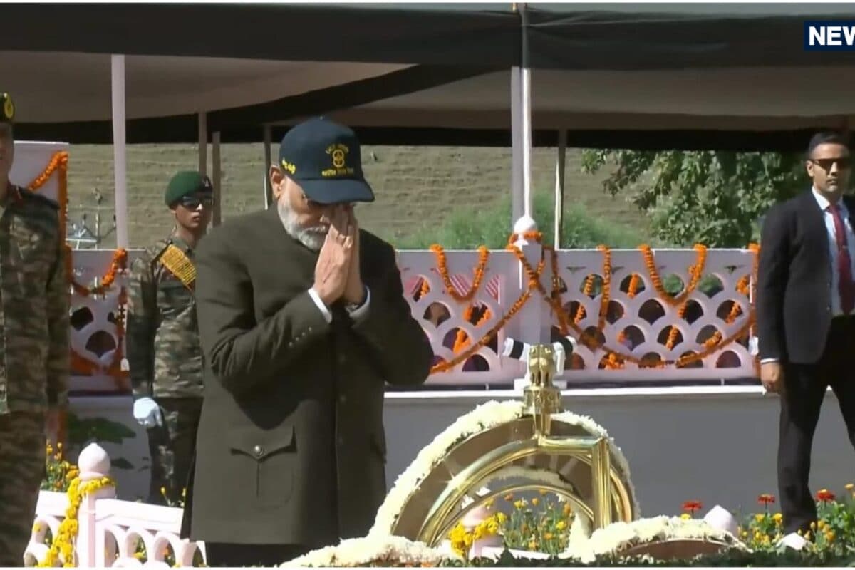 कारगिल के रणबांकुरों को नमन जिनके शौर्य से सुरक्षित रही भारत मां की आन PM मोदी और राष्ट्रपति ने दी श्रद्धांजलि