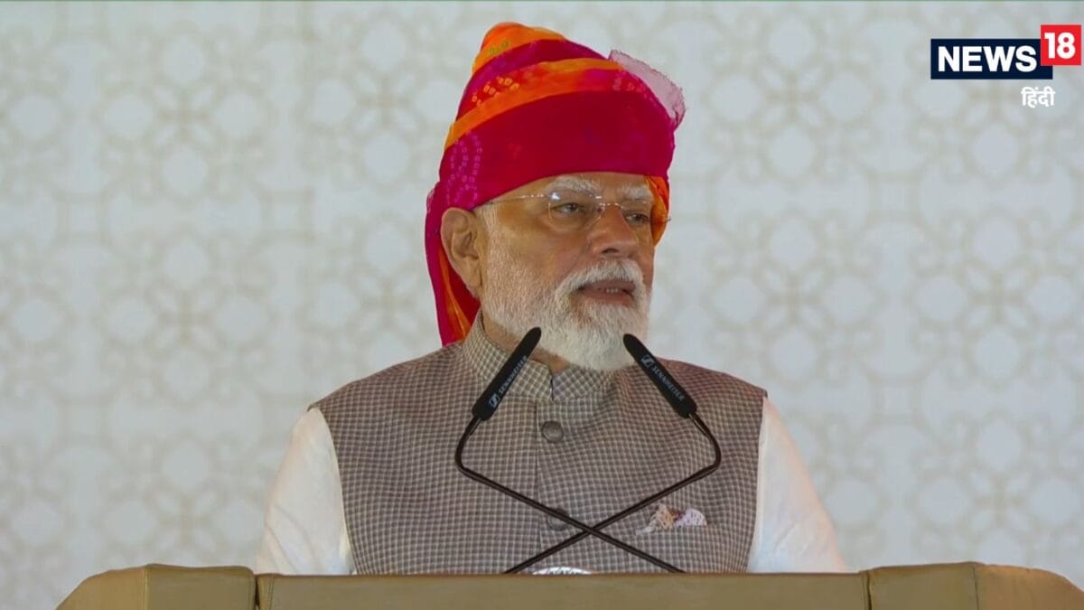 ‘LPG सिलेंडर 2000 रुपये तक पहुंच सकता था, हमने 950 में उपलब्ध कराया…’ पीएम मोदी बोले- नहीं आने दी कोई संकट ‘LPG सिलेंडर 2000 रुपये तक पहुंच सकता था, हमने 950 में उपलब्ध कराया…’ पीएम मोदी बोले- नहीं आने दी कोई संकट