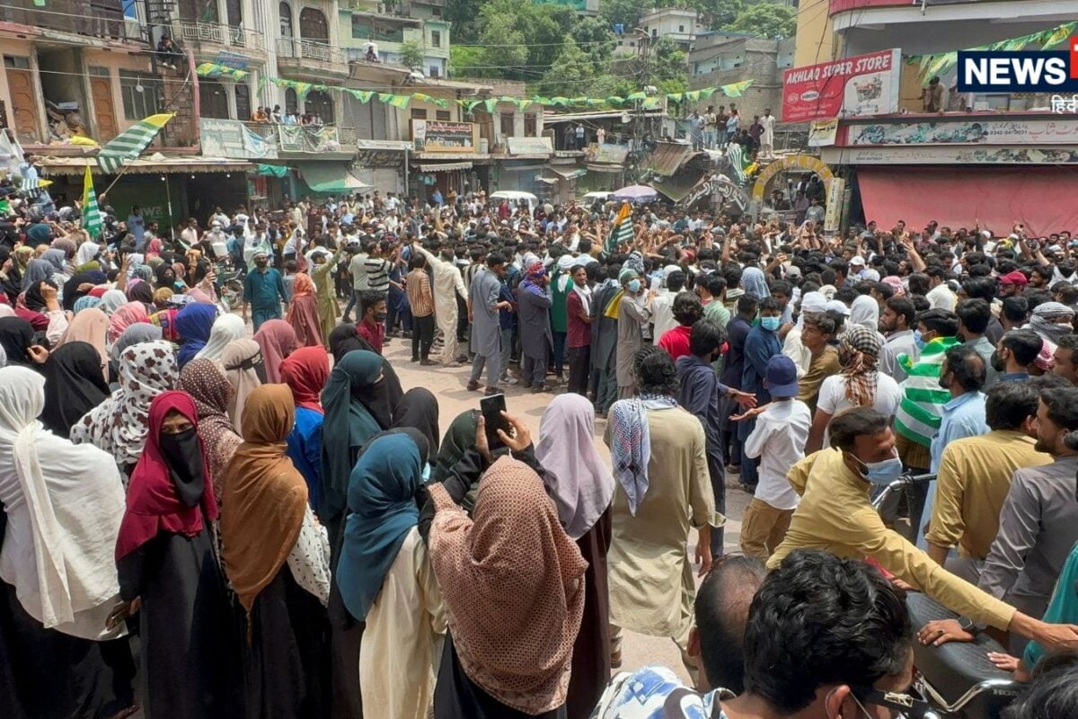 PoK में दमन, अमेरिका में लोगों ने घेरा पाकिस्तानी दूतावास, UK में सांसदों लिखा पत्र, शहबाज-मुनीर से