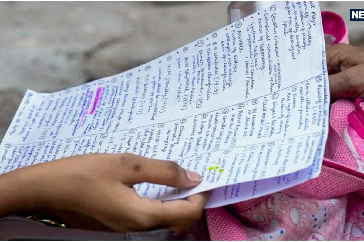 एक और पेपर लीक इधर संसद में बिल पर बहस उधर WhatsApp पर आ गया पूरा क्वेश्चन